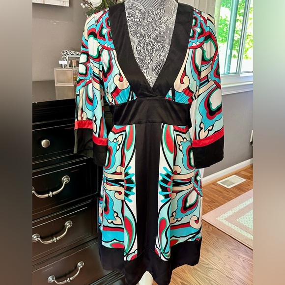 BeBe 100% Silk Graphic V-Neck Dress Size Small - Picture 2 of 16